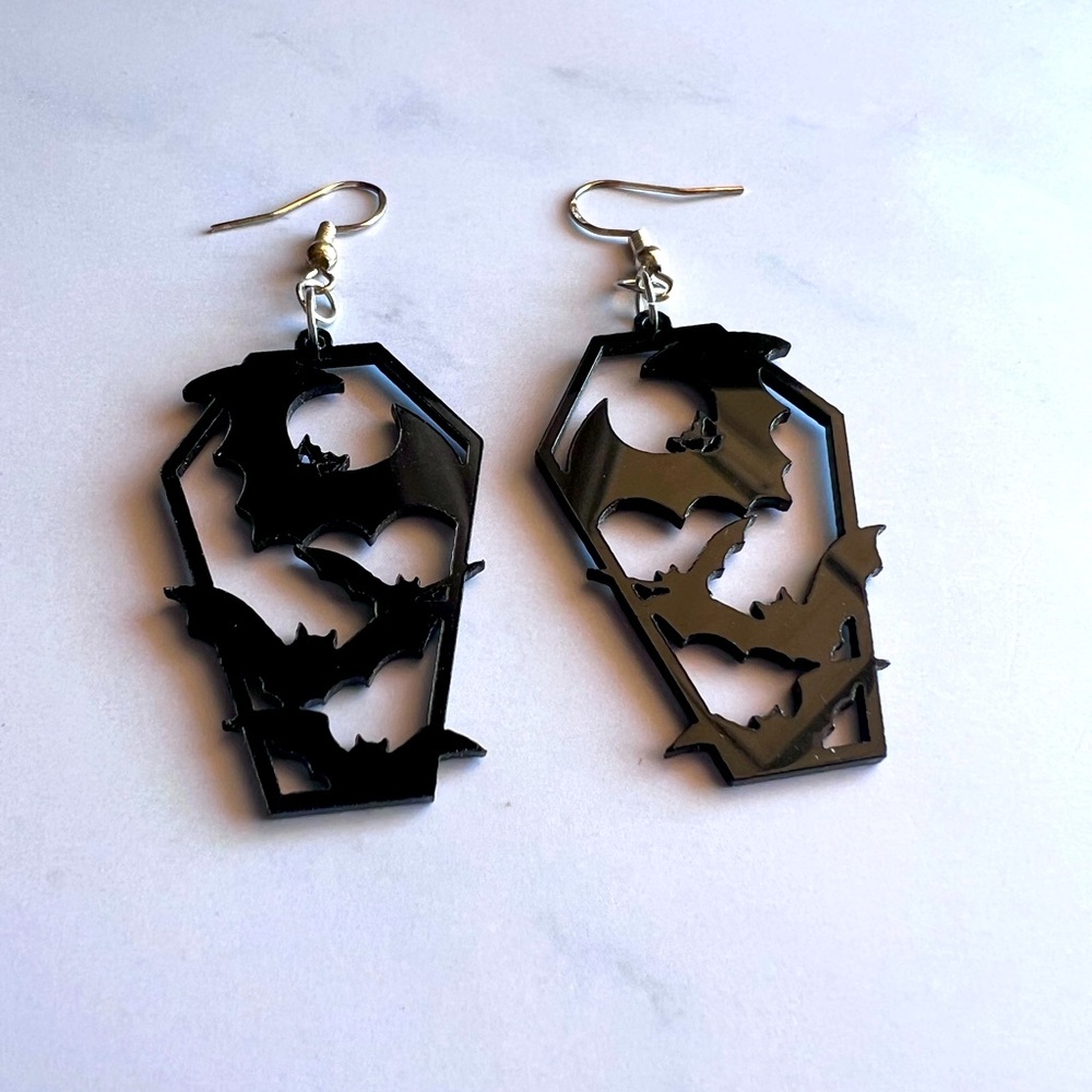 Black plastic/acrylic dangle coffin ⚰️ earrings with bats 🦇